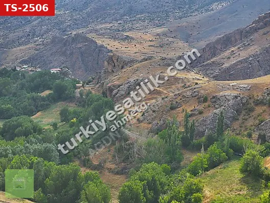 ERZİNCAN KEMAH ŞAHİNTEPE'DE ADI GİBİ TEPEDE 911,51 M² ÇAYIR